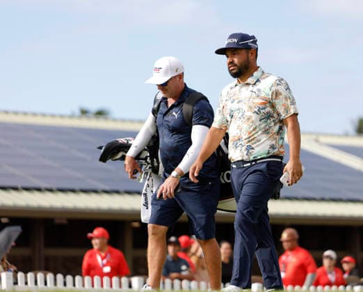 January 17, 2026, Honolulu, Hawaii, USA: JOHN JJ SPAUN, right, and his caddy arrive at the 1st during Round 3 of the 2026 Sony Open in Honolulu, Hawaii on January 17, 2026. Honolulu USA - ZUMAm310 20260117_zsp_m310_080 Copyright: xElliotxMilesx