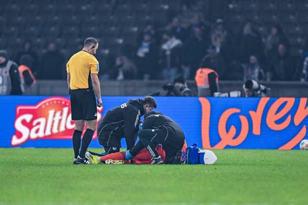 17 01 2026, Football, 2 Bundesliga, Season 2025 2026, Matchday 18, Hertha BSC FC Schalke 04, Vitalie Becker FC Schalke 04 receives treatment on his knee, xRHR PHOTO YYx Copyright: KROEGER RHR-FOTOx RHR-FOTO YY