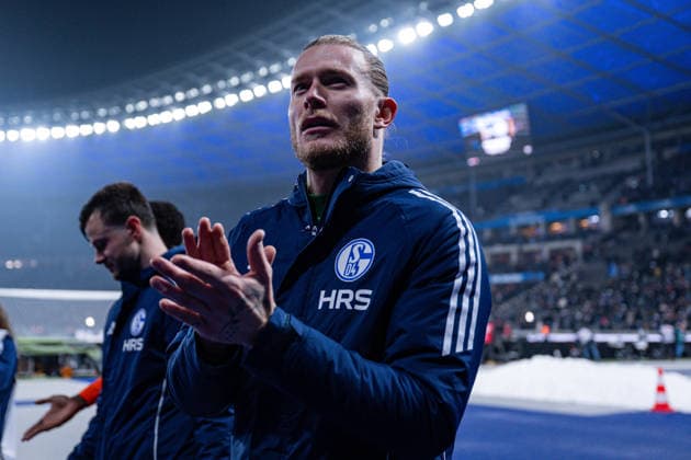 17 01 2026, Football, 2 Bundesliga, Season 2025 2026, Matchday 18, Hertha BSC FC Schalke 04, Goalkeeper Loris Karius FC Schalke 04 thanks the fans for their support xRHR PHOTO YYx Copyright: KROEGER RHR-FOTOx RHR-FOTO YY