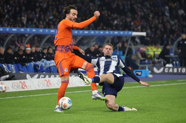 2 Soccer Bundesliga, Hertha BSC Schalke 04 Márton Dárdai Hertha, 31 in a duel with Emil Højlund Schalke, 19 , during the match in the 2 Soccer Bundesliga, Hertha BSC Berlin Schalke 04, 17 01 2026 in Berlin, Olympiastadion DFB regulations prohibit any use of photographs as image sequences and or quasi video Copyright: xBEAUTIFULxSPORTS Frankex