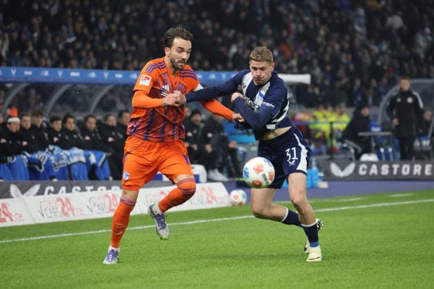 2 Soccer Bundesliga, Hertha BSC Schalke 04 Márton Dárdai Hertha, 31 in a duel with Emil Højlund Schalke, 19 , during the match in the 2 Soccer Bundesliga, Hertha BSC Berlin Schalke 04, 17 01 2026 in Berlin, Olympiastadion DFB regulations prohibit any use of photographs as image sequences and or quasi video Copyright: xBEAUTIFULxSPORTS Frankex