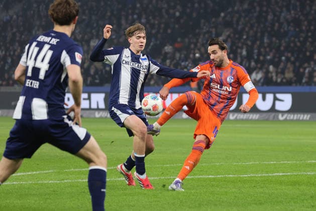 2 Soccer Bundesliga, Hertha BSC Schalke 04 Kennet Eichhorn Hertha, 23 in duel with Emil Højlund Schalke, 19 during the match in the 2 Soccer Bundesliga, Hertha BSC Berlin Schalke 04, 17 01 2026 in Berlin, Olympiastadion DFB regulations prohibit any use of photographs as image sequences and or quasi video Copyright: xBEAUTIFULxSPORTS Frankex