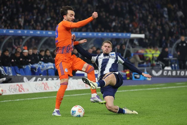 2 Soccer Bundesliga, Hertha BSC Schalke 04 Márton Dárdai Hertha, 31 in a duel with Emil Højlund Schalke, 19 , during the match in the 2 Soccer Bundesliga, Hertha BSC Berlin Schalke 04, 17 01 2026 in Berlin, Olympiastadion DFB regulations prohibit any use of photographs as image sequences and or quasi video Copyright: xBEAUTIFULxSPORTS Frankex