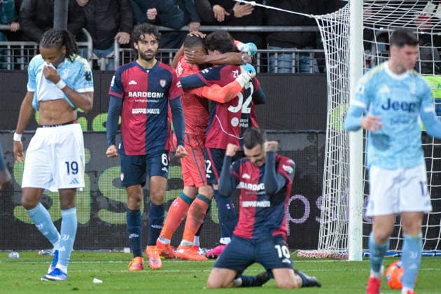 Cagliari s team celebration at the end of Serie A soccer match between Cagliari Calcio and Juventus FC at the Unipol Domus in Cagliari, Sardinia - Saturday, 17th January 2026. - Soccer  Copyright: xGianlucaxZuddas LaPressex