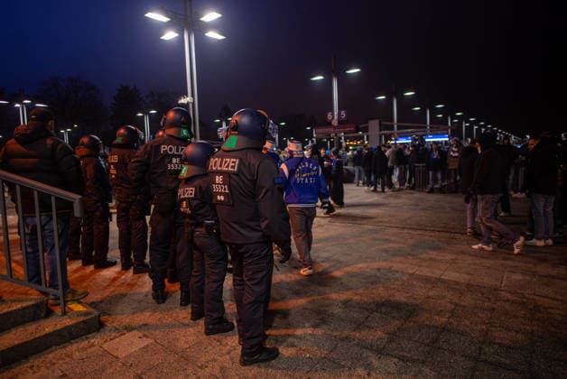 Soccer, Men, Season 2025 2026, 2 Bundesliga 18 Matchday , Hertha BSC FC Schalke 04, at S Bahnhof Olympiastadion police and Schalke fans clashed on the departure after the game, 17 01 2026, Copyright: xSebastianxRäppold MatthiasxKochx