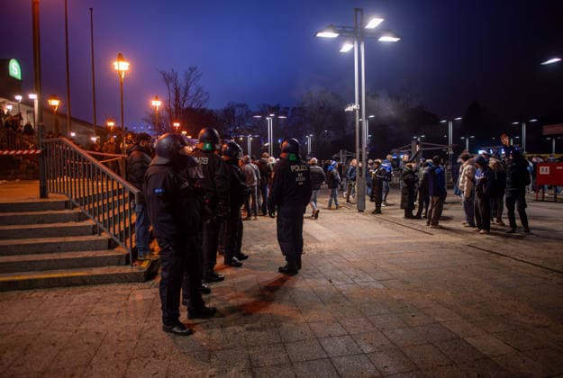 Soccer, Men, Season 2025 2026, 2 Bundesliga 18 Matchday , Hertha BSC FC Schalke 04, at S Bahnhof Olympiastadion police and Schalke fans clashed on the departure after the game, 17 01 2026, Copyright: xSebastianxRäppold MatthiasxKochx