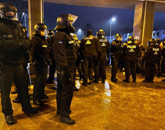 Fussball, Herren, Saison 2025 2026, 2. Bundesliga (18. Spieltag), Hertha BSC - FC Schalke 04, am S-Bahnhof Olympiastadion gerieten Polizei und Schalke-Fans auf der Abreise nach dem Spiel aneinander, 17.01. 2026, *** Soccer, Men, Season 2025 2026, 2 Bundesliga 18 Matchday , Hertha BSC FC Schalke 04, at S Bahnhof Olympiastadion police and Schalke fans clashed on the departure after the game, 17 01 2026, Copyright: xSebastianxRäppold MatthiasxKochx