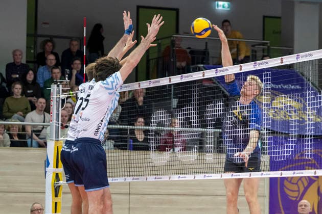 1 Volleyball Bundesliga Season 2025 2026 Cerebricks Volley Goats Mitteldeutschland vs ASV Dachau Halle, Germany January 17, 2026 In the picture from left William Kuhns Dachau , Alexander King Dachau and Samuel Schellenberg Bitterfeld Halle Saale swh Arena Sachsen Anhalt Germany