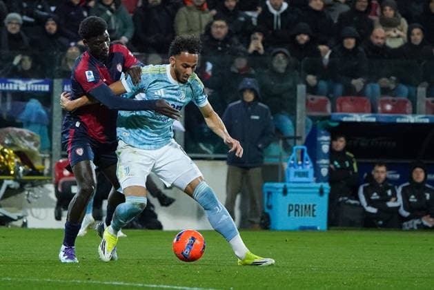 Cagliari Calcio v Juventus FC - Serie A Michel Adopo ( 8 Cagliari Calcio) and Lloyd Kelly (Juventus FC) participate in the Serie A TIM match between Cagliari Calcio and Juventus FC in Italy, on January 17, 2026 Cagliari Italy  Copyright: xAlessandroxToccox originalFilename:alessandro-cagliari260117_np1OI.jpg