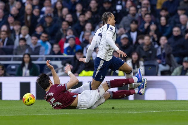 Tottenham Hotspur v West Ham United, Premier League, Football, Tottenham Hotspur Stadium, London, UK - 17 Jan 2026 Konstantinos Mavropanos of West Ham United tackles Xavi Simons of Tottenham Hotspur London Tottenham Hotspur Stadium Tottenham GBR, UK NEWSPAPERS OUT Copyright: xEllixBirchx