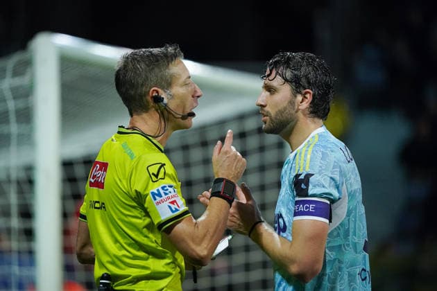 Cagliari Calcio v Juventus FC - Serie A Davide Massa is the referee of the Imperia section, and Manuel Locatelli (Juventus FC) participates during the Serie A TIM match between Cagliari Calcio and Juventus FC in Italy, on January 17, 2026 Cagliari Italy  Copyright: xAlessandroxToccox originalFilename:alessandro-cagliari260117_npDPv.jpg