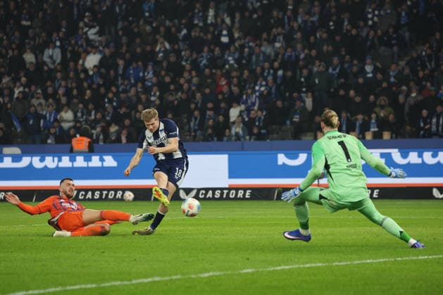 2 Soccer Bundesliga, Hertha BSC Schalke 04 Luca Schuler Hertha, 18 taking a shot on goal against goalkeeper Goal Keeper Loris Karius Schalke, 1 , during the match in the 2 Soccer Bundesliga, Hertha BSC Berlin Schalke 04, 17 01 2026 in Berlin, Olympiastadion DFB regulations prohibit any use of photographs as image sequences and or quasi video Copyright: xBEAUTIFULxSPORTS Frankex