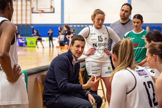 17 01 2026, xovx, Basketball Women 2 Bundesliga Nord, Bender Baskets Grünberg Hürther BC Speech by coach Patrick Unger Bender Baskets Grünberg during timeout Grünberg Sporthalle Theo Koch Schule Hessen Germany EN
