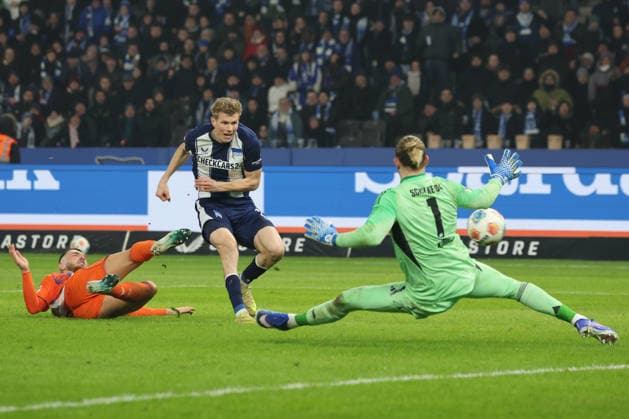 2 Soccer Bundesliga, Hertha BSC Schalke 04 Luca Schuler Hertha, 18 taking a shot on goal against goalkeeper Goal Keeper Loris Karius Schalke, 1 , during the match in the 2 Soccer Bundesliga, Hertha BSC Berlin Schalke 04, 17 01 2026 in Berlin, Olympiastadion DFB regulations prohibit any use of photographs as image sequences and or quasi video Copyright: xBEAUTIFULxSPORTS Frankex