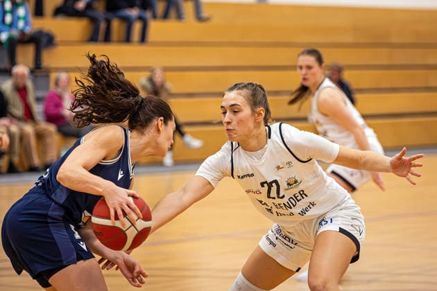 17 01 2026, xovx, Basketball Women 2 Bundesliga Nord, Bender Baskets Grünberg Hürther BC v l Sara Schmitz Hürther BC , Katharina Quapil Bender Baskets Grünberg Grünberg Sporthalle Theo Koch Schule Hessen Deutschland DE