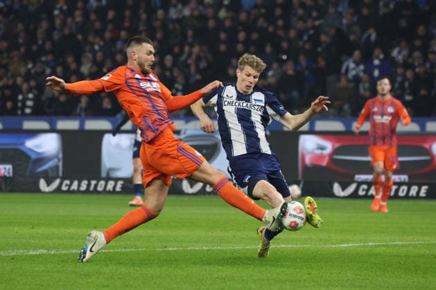 2 Soccer Bundesliga, Hertha BSC Schalke 04 Luca Schuler Hertha, 18 in duel with Hasan Kuruçay Schalke, 4 , during the match in the 2 Soccer Bundesliga, Hertha BSC Berlin Schalke 04, 17 01 2026 in Berlin, Olympiastadion DFB regulations prohibit any use of photographs as image sequences and or quasi video Copyright: xBEAUTIFULxSPORTS Frankex