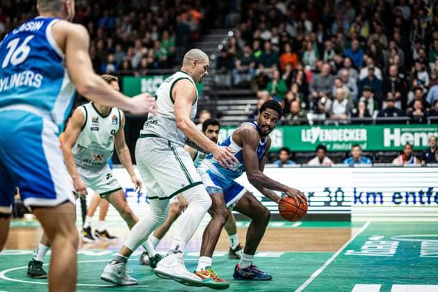 William Christmas Skyliners Frankfurt in a duel with Maik Zirbes Gladiators Trier , Vet Concept Gladiators Trier vs Skyliners Frankfurt, Basketball, easyCredit BBL, Matchday 16, Season 2025 2026, 17 01 2026 Vet Concept Gladiators Trier vs Skyliners Frankfurt, Basketball, easyCredit BBL, Matchday 16, Season 2025 2026, 17 01 2026 Copyright: xEibner-Pressefoto AlexanderxNeisx EP_ANS