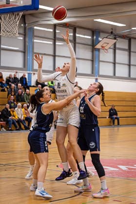 17 01 2026, xovx, Basketball Women 2 Bundesliga Nord, Bender Baskets Grünberg Hürther BC v l Sara Schmitz Hürther BC , Emma Kramer Bender Baskets Grünberg , Charlotte Kohl Bender Baskets Grünberg , Maria Hack Hürther BC Grünberg Sporthalle Theo Koch Schule Hessen Deutschland DE