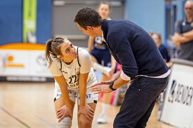 17 01 2026, xovx, Basketball Women 2 Bundesliga Nord, Bender Baskets Grünberg Hürther BC v l Katharina Quapil Bender Baskets Grünberg , Coach Patrick Unger Bender Baskets Grünberg Grünberg Sporthalle Theo Koch Schule Hessen Deutschland DE
