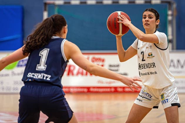17 01 2026, xovx, Basketball Women 2 Bundesliga Nord, Bender Baskets Grünberg Hürther BC v l Sara Schmitz Hürther BC , Lotte Seegräber Bender Baskets Grünberg Grünberg Sporthalle Theo Koch Schule Hessen Deutschland DE
