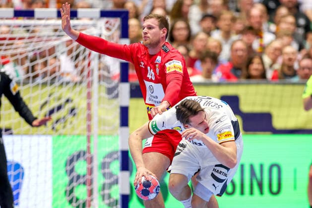 17 01 2026, Handball, Men s EHF EURO 2026, Germany Serbia, Jyske Bank Boxing in Herning, Denmark, Preliminary Round Dragan Pechmalbec Serbia 46 in duel against Miro Schluroff Germany 05 Denmark