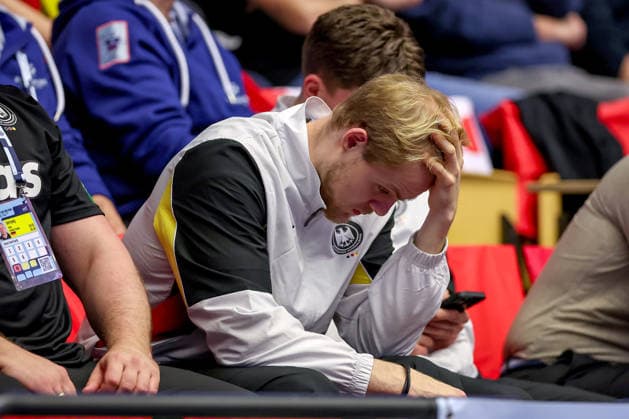17 01 2026, Handball, Men s EHF EURO 2026, Germany Serbia, Jyske Bank Boxing in Herning, Denmark, Preliminary Round Matthes Langhoff Germany 13 in the stands visibly disappointed at the defeat against Serbia Disappointment Denmark