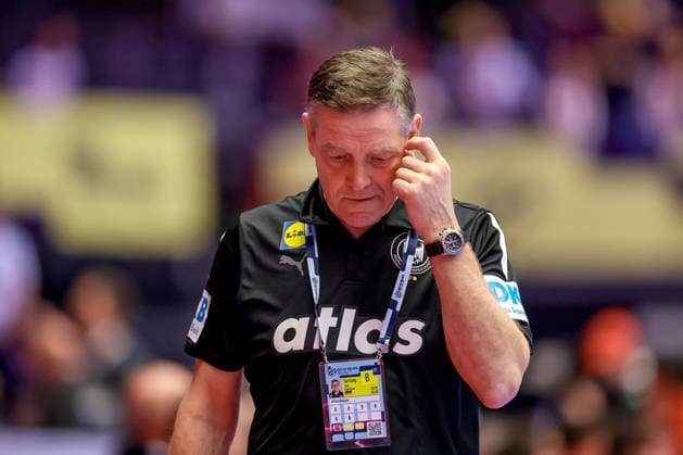 17 01 2026, Handball, Men s EHF EURO 2026, Germany Serbia, Jyske Bank Boxing in Herning, Denmark, Preliminary Round Head coach Alfred Gislason Germany hc scratches his head visibly disappointed at the defeat against Serbia Disappointment at the Denmark timeout