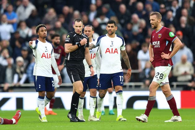 Tottenham Hotspur v West Ham United, Premier League Tottenham Hotspur players surround referee Jarred Gillett during the Tottenham Hotspur v West Ham United Premier League match at the Tottenham Hotspur Stadium, London, England on 17 January 2026 Credit: Sally Rawlins Every Second Media Editorial use only. All images are copyright Every Second Media Limited. No images may be reproduced without prior permission. All rights reserved. Premier League and Football League images are subject to licensing agreements with Football DataCo Limited. see https: www.football-dataco.com Copyright: xIMAGO EveryxSecondxMediax ESM-1762-0148 SallyxRawlinsx xEveryxSecondxMediax