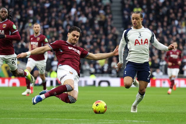 Tottenham Hotspur v West Ham United, Premier League Tottenham Hotspur midfielder Xavi Simons (7) is challenged by West Ham defender Konstantinos Mavropanos during the Tottenham Hotspur v West Ham United Premier League match at the Tottenham Hotspur Stadium, London, England on 17 January 2026 Credit: Sally Rawlins Every Second Media Editorial use only. All images are copyright Every Second Media Limited. No images may be reproduced without prior permission. All rights reserved. Premier League and Football League images are subject to licensing agreements with Football DataCo Limited. see https: www.football-dataco.com Copyright: xIMAGO EveryxSecondxMediax ESM-1762-0163 SallyxRawlinsx xEveryxSecondxMediax