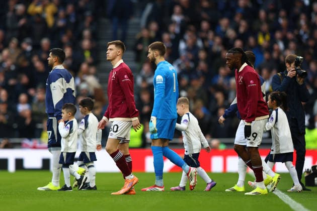 Tottenham Hotspur v West Ham United, Premier League West Ham defender Oliver Scarles enters the pitch prior to kick off during the Tottenham Hotspur v West Ham United Premier League match at the Tottenham Hotspur Stadium, London, England on 17 January 2026 Credit: Sally Rawlins Every Second Media Editorial use only. All images are copyright Every Second Media Limited. No images may be reproduced without prior permission. All rights reserved. Premier League and Football League images are subject to licensing agreements with Football DataCo Limited. see https: www.football-dataco.com Copyright: xIMAGO EveryxSecondxMediax ESM-1762-0169 SallyxRawlinsx xEveryxSecondxMediax