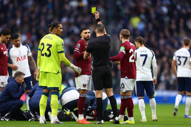 Tottenham Hotspur v West Ham United, Premier League West Ham forward Taty Castellanos is shown a yellow card by referee Jarred Gillett during the Tottenham Hotspur v West Ham United Premier League match at the Tottenham Hotspur Stadium, London, England on 17 January 2026 Credit: Sally Rawlins Every Second Media Editorial use only. All images are copyright Every Second Media Limited. No images may be reproduced without prior permission. All rights reserved. Premier League and Football League images are subject to licensing agreements with Football DataCo Limited. see https: www.football-dataco.com Copyright: xIMAGO EveryxSecondxMediax ESM-1762-0188 SallyxRawlinsx xEveryxSecondxMediax