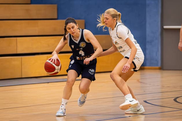 17 01 2026, xovx, Basketball Women 2 Bundesliga Nord, Bender Baskets Grünberg Hürther BC v l Sena Balci Hürther BC , Phebe Kramer Bender Baskets Grünberg Grünberg Sporthalle Theo Koch Schule Hessen Deutschland DE