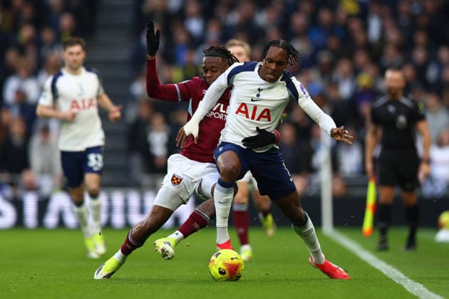 Tottenham Hotspur v West Ham United, Premier League West Ham defender Aaron Wan-Bissaka (29) and Tottenham Hotspur forward Mathys Tel (11) battle for the ball during the Tottenham Hotspur v West Ham United Premier League match at the Tottenham Hotspur Stadium, London, England on 17 January 2026 Credit: Sally Rawlins Every Second Media Editorial use only. All images are copyright Every Second Media Limited. No images may be reproduced without prior permission. All rights reserved. Premier League and Football League images are subject to licensing agreements with Football DataCo Limited. see https: www.football-dataco.com Copyright: xIMAGO EveryxSecondxMediax ESM-1762-0189 SallyxRawlinsx xEveryxSecondxMediax