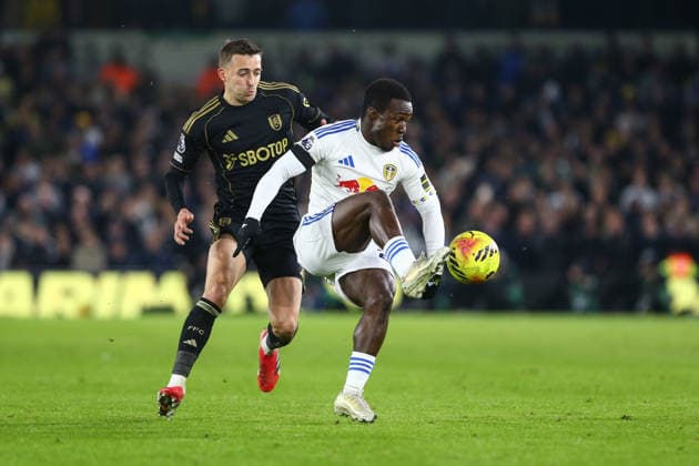 Leeds United v Fulham - Premier League Timothy Castagne of Fulham (L) and Wilfried Gnonto of Leeds United (R) are in action during the Premier League match between Leeds United and Fulham at Elland Road in Leeds, on January 17, 2026. Leeds West Yorkshire United Kingdom  Copyright: xMIxNewsx originalFilename:fletcher-leedsuni260117_npnn9.jpg