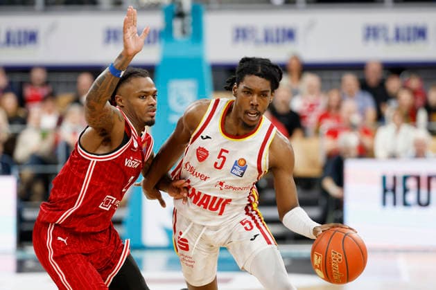 f l n r Cobe Williams Bamberg Baskets, 24 and Marcus Carr Fitness First Wuerzburg Baskets, 5 17 01 2026, Basketball, BBL, BMA365 Bamberg Baskets vs Fitness First Wuerzburg Baskets, GER, Bamberg, Brose Arena Copyright: HMBxMedia xHeikoxBecker
