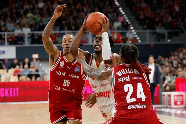 f l n r Austin Matthew Crowley Bamberg Baskets, 85 , Marcus Carr Fitness First Wuerzburg Baskets, 5 and Cobe Williams Bamberg Baskets, 24 , 17 01 2026, Basketball, BBL, BMA365 Bamberg Baskets vs Fitness First Wuerzburg Baskets, GER, Bamberg, Brose Arena Copyright: HMBxMedia xHeikoxBecker