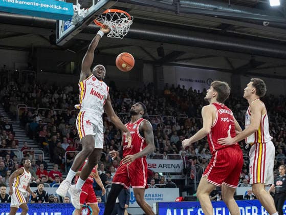 f l n r Charles Thompson Fitness First Wuerzburg Baskets, 32 and Ejiofor Onu Bamberg Baskets,11 , 17 01 2026, Basketball, BBL, BMA365 Bamberg Baskets vs Fitness First Wuerzburg Baskets, GER, Bamberg, Brose Arena Copyright: HMBxMedia xHeikoxBecker