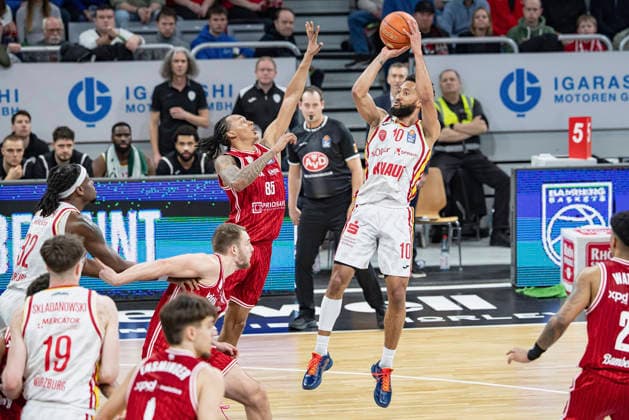 Davion Mintz Fitness First Wuerzburg Baskets, 10 with a throw against Austin Matthew Crowley Bamberg Baskets, 85 , 17 01 2026, Basketball, BBL, BMA365 Bamberg Baskets vs Fitness First Wuerzburg Baskets, GER, Bamberg, Brose Arena Copyright: HMBxMedia xHeikoxBecker