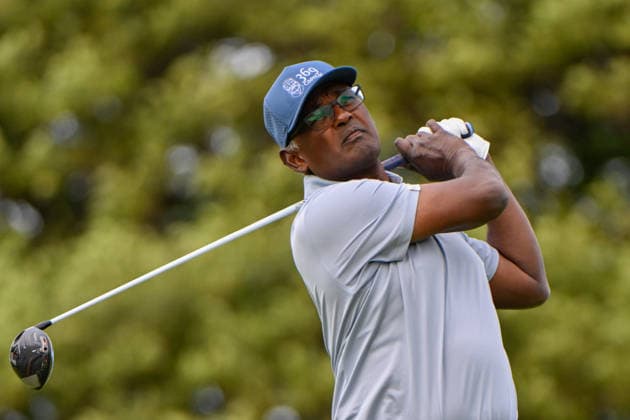 HONOLULU, HI - JANUARY 17: Vijay Singh (FJI) watches his tee shot on 2 during the third round of the Sony Open on January 17, 2026, at Waialae Country Club, Honolulu, Hawaii. (Photo by Ken Murray Icon Sportswire) GOLF: JAN 17 PGA, Golf Herren Sony Open in Hawaii EDITORIAL USE ONLY Icon2601170203