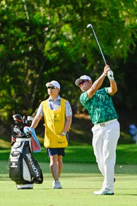HONOLULU, HI - JANUARY 17: Hideki Matsuyama (JPN) watches his approach shot on 10 during the third round of the Sony Open on January 17, 2026, at Waialae Country Club, Honolulu, Hawaii. (Photo by Ken Murray Icon Sportswire) GOLF: JAN 17 PGA, Golf Herren Sony Open in Hawaii EDITORIAL USE ONLY Icon2601170233