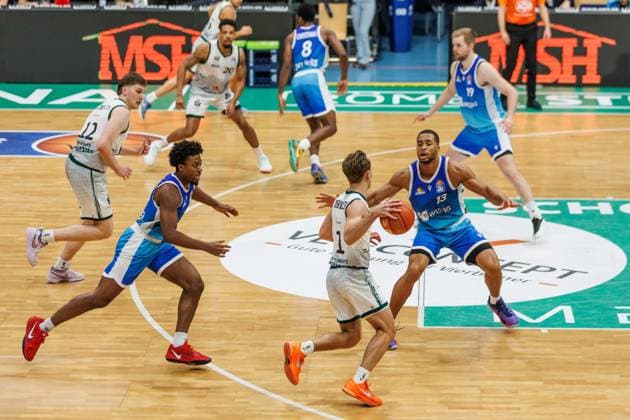 Steven Ashworth Gladiators Trier in a duel with Nahiem Alleyne Skyliners Frankfurt , Jaedon Le Dee Skyliners Frankfurt , Vet Concept Gladiators Trier vs Skyliners Frankfurt, Basketball, easyCredit BBL, Matchday 16, Season 2025 2026, 17 01 2026 Vet Concept Gladiators Trier vs Skyliners Frankfurt, Basketball, easyCredit BBL, Matchday 16, Season 2025 2026, 17 01 2026 Copyright: xEibner-Pressefoto AlexanderxNeisx EP_ANS