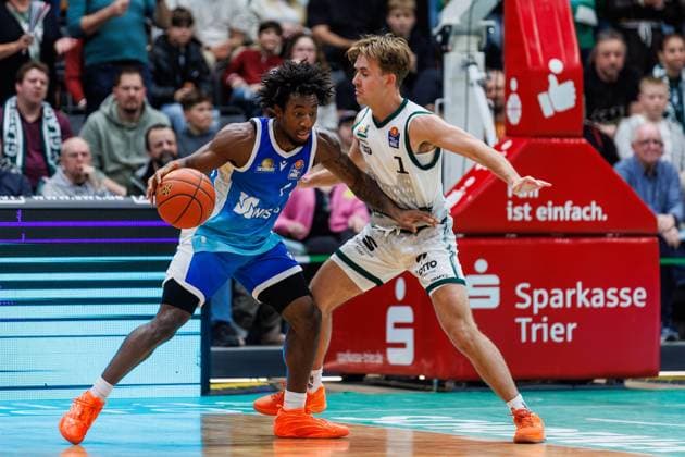 Isaiah Swope Skyliners Frankfurt in a duel with Steven Ashworth Gladiators Trier , Vet Concept Gladiators Trier vs Skyliners Frankfurt, Basketball, easyCredit BBL, Matchday 16, Season 2025 2026, 17 01 2026 Vet Concept Gladiators Trier vs Skyliners Frankfurt, Basketball, easyCredit BBL, Matchday 16, Season 2025 2026, 17 01 2026 Copyright: xEibner-Pressefoto AlexanderxNeisx EP_ANS