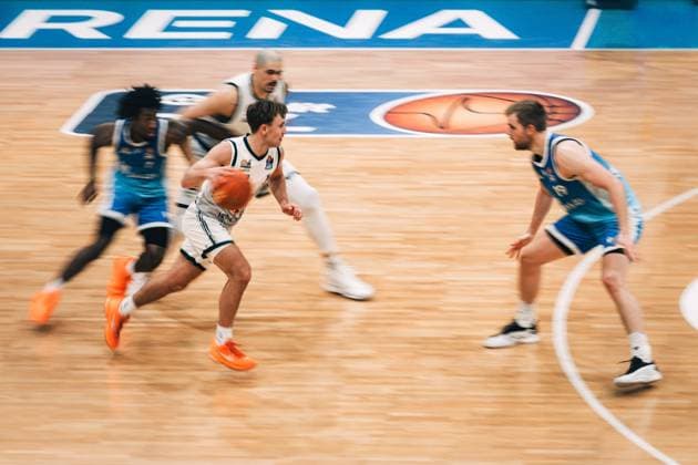Steven Ashworth Gladiators Trier in a duel with Isaiah Swope Skyliners Frankfurt and Till Pape Skyliners Frankfurt , Vet Concept Gladiators Trier vs Skyliners Frankfurt, Basketball, easyCredit BBL, Matchday 16, Season 2025 2026, 17 01 2026 Vet Concept Gladiators Trier vs Skyliners Frankfurt, Basketball, easyCredit BBL, Matchday 16, Season 2025 2026, 17 01 2026 Copyright: xEibner-Pressefoto AlexanderxNeisx EP_ANS