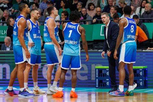 Laus Perwas Skyliners Frankfurt gives instructions, Vet Concept Gladiators Trier vs Skyliners Frankfurt, Basketball, easyCredit BBL, Matchday 16, Season 2025 2026, 17 01 2026 Vet Concept Gladiators Trier vs Skyliners Frankfurt, Basketball, easyCredit BBL, Matchday 16, Season 2025 2026, 17 01 2026 Copyright: xEibner-Pressefoto AlexanderxNeisx EP_ANS