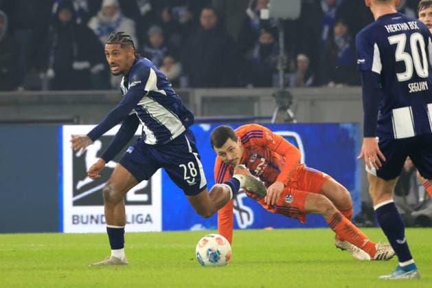 DEU, DFL, 2 FBL, Hertha BSC vs Schalke 04, 17 01 2026, Berliner Olympiastadion, Berlin, DEU, DFL, 2 FBL, Hertha BSC vs Schalke 04, im Bild Jeremy Dudziak Hertha BSC Berlin 28 , Ron Schallenberg Schalke 04 6 DFL regulations prohibit any use of Photographs as image sequences and or quasi video nordphotoxGmbHx xEngler nph00076