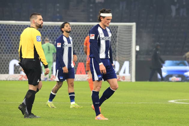 DEU, DFL, 2 FBL, Hertha BSC vs Schalke 04, 17 01 2026, Berliner Olympiastadion, Berlin, DEU, DFL, 2 FBL, Hertha BSC vs Schalke 04, pictured Fabian Reese Hertha BSC Berlin 11 , Kevin Sessa Hertha BSC Berlin 8 DFL regulations prohibit any use of Photographs as image sequences and or quasi video nordphotoxGmbHx xEngler nph00076