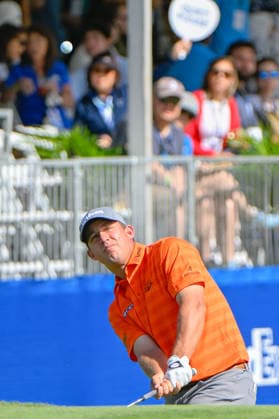 HONOLULU, HI - JANUARY 17: Zach Bauchou (USA) chips on to 18 during the third round of the Sony Open on January 17, 2026, at Waialae Country Club, Honolulu, Hawaii. (Photo by Ken Murray Icon Sportswire) GOLF: JAN 17 PGA, Golf Herren Sony Open in Hawaii EDITORIAL USE ONLY Icon2601170293