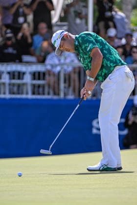 HONOLULU, HI - JANUARY 17: Hideki Matsuyama (JPN) barely misses his eagle putt on 18 during the third round of the Sony Open on January 17, 2026, at Waialae Country Club, Honolulu, Hawaii. (Photo by Ken Murray Icon Sportswire) GOLF: JAN 17 PGA, Golf Herren Sony Open in Hawaii EDITORIAL USE ONLY Icon2601170303