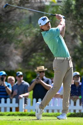 HONOLULU, HI - JANUARY 17: Jake Knapp (USA) watches his tee shot during the third round of the Sony Open on January 17, 2026, at Waialae Country Club, Honolulu, Hawaii. (Photo by Ken Murray Icon Sportswire) GOLF: JAN 17 PGA, Golf Herren Sony Open in Hawaii EDITORIAL USE ONLY Icon2601170323