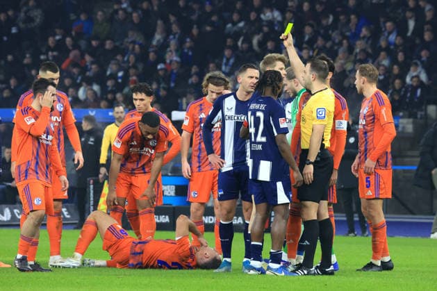 DEU, DFL, 2 FBL, Hertha BSC vs Schalke 04, 17 01 2026, Berliner Olympiastadion, Berlin, DEU, DFL, 2 FBL, Hertha BSC vs Schalke 04, in the picture yellow card for Luca Schuler Hertha BSC Berlin 18 , NIKOLA KATIC Schalke 04 25 , Schalker Spielerkreis DFL regulations prohibit any use of Photographs as image sequences and or quasi video nordphotoxGmbHx xEngler nph00076